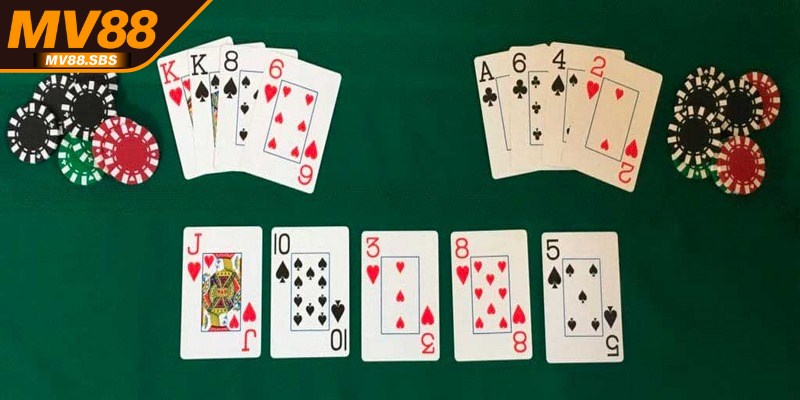 Poker Omaha là một dạng biến thể hấp dẫn được phát triển từ Texas Hold’em